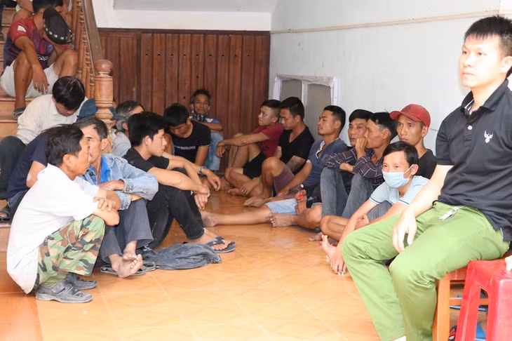  Hiện, các đối tượng tham gia vụ đánh bạc đã được đưa về trụ sở công an huyện Mang Yang để tiếp tục đấu tranh, lấy lời khai.