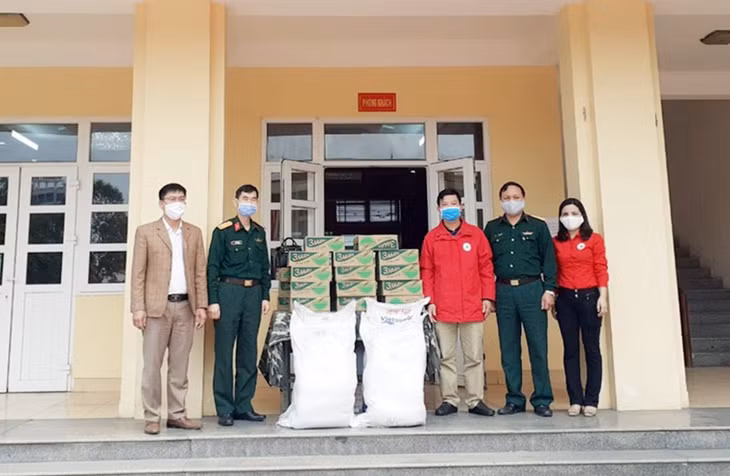 Hội CTĐ TP Hạ Long trao nhu yếu phẩm chia sẻ với các chiến sĩ tuyến đầu chống dịch Covid-19 tại Ban Chỉ huy quân sự TP Hạ Long.