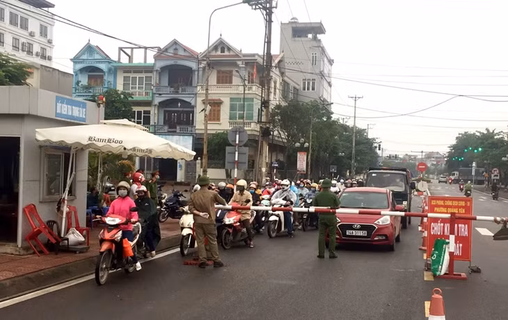 Chốt kiểm dịch phường Quảng Yên tại đầu cầu sông Chanh. Ảnh chụp chiều ngày 16/4.