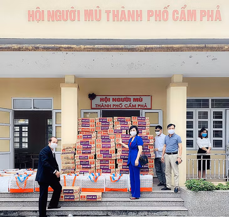 Công ty TNHH TK Duy Tuấn ủng hộ hội người mù, người có hoàn cảnh khó khăn 200 thùng phở, mì.