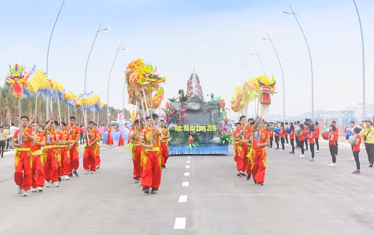 Hơn 200 nghệ sĩ Việt Nam và quốc tế tham gia diễn diễu Carnaval tại đường bao biển Bãi Cháy.