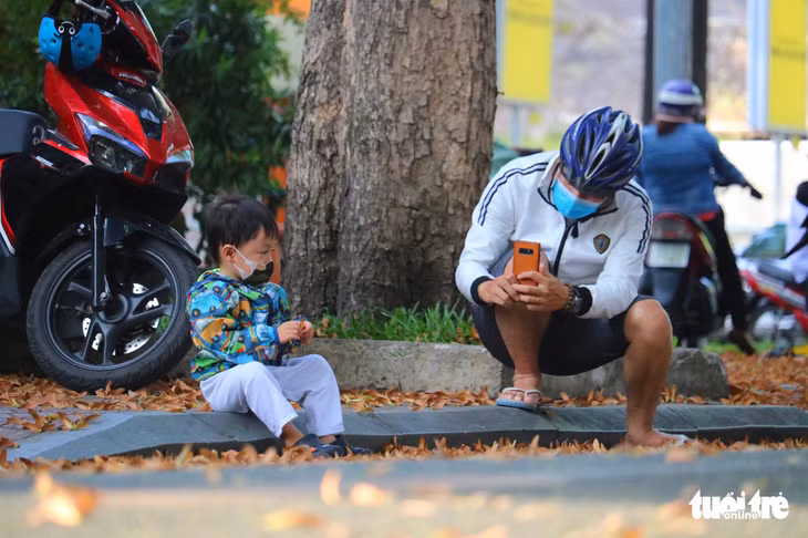 Những cánh hoa chò tạo sự thích thú cho các bạn nhỏ - Ảnh: NGỌC PHƯỢNG