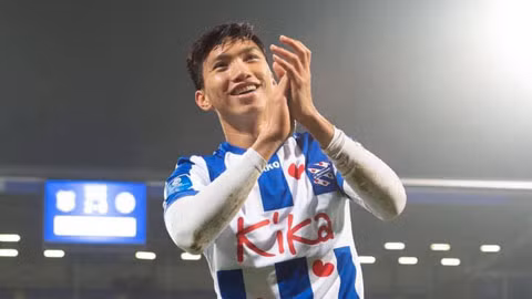 Văn Hậu trong ngày ra mắt CLB Heerenveen.