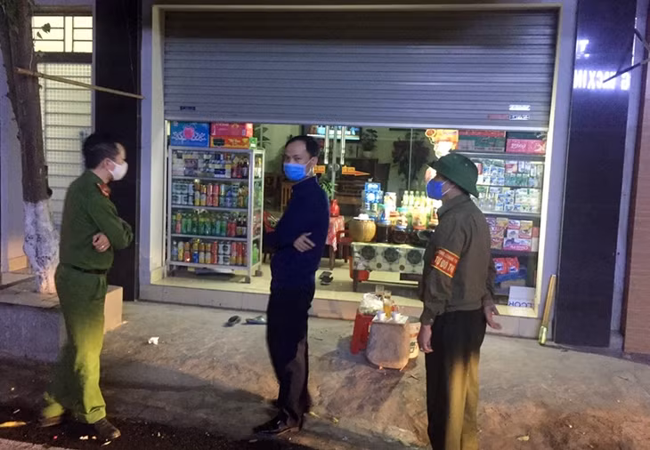 Công an phường Quảng Yên cùng các lực lượng thuộc UBND phường tuần tra kiểm soát dịch, nhắc nhở hàng quán đóng cửa.