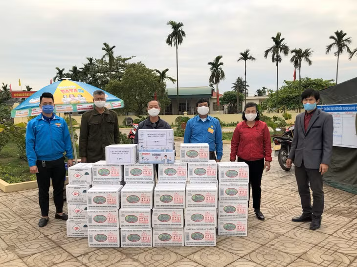 Những ngày qua nhiều tổ chức, cá nhân, doanh nghiệp hỗ trợ cho các cán bộ, nhân viên làm việc ở các Chốt kiểm soát dịch trên địa bàn thị xã Đông Triều. 