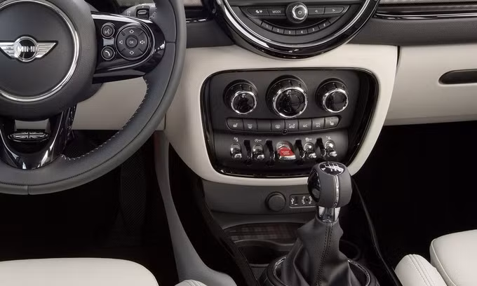 Mẫu xe đô thị hạng sang Mini Clubman vẫn có tùy chọn số sàn. Ảnh: Mini