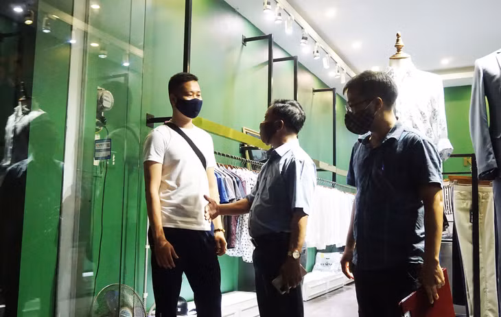 Cán bộ phường Bạch Đằng tuyên truyền, nhắc nhở các hộ kinh doanh thực hiện nghiêm túc các quy định phòng chống dịch sau khi mở cửa hoạt động trở lại.