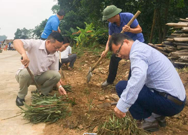 Cán bộ, nhân dân xã Nam Sơn (huyện Ba Chẽ) tham gia dọn vệ sinh, trồng hoa dọc tuyến đường trục thôn Khe Tâm của xã, hưởng ứng đợt phát động của Khối MTTQ và các tổ chức chính trị - xã hội huyện, tháng 10/2019.