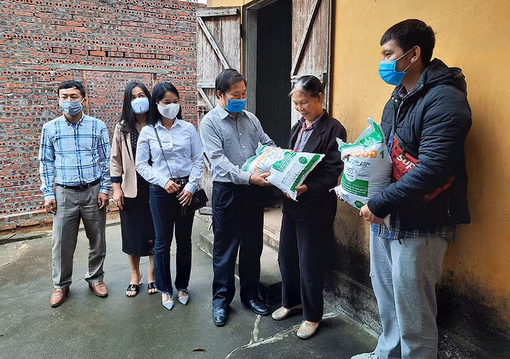 Đại diện Hội Nông dân tỉnh, TX Quảng Yên và các đơn vị tài trợ tặng quà cho hộ bà Đặng Thị Dần, khu Cửa Khâu, phường Hiệp Hòa