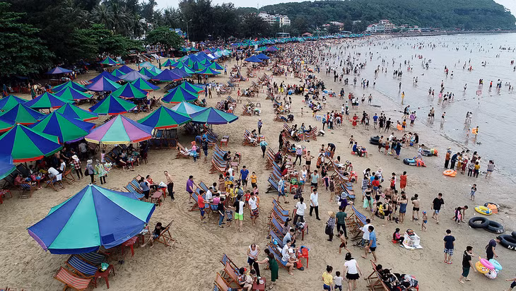 Bãi biển Đồ Sơn đông người dịp lễ 30/4 năm ngoái. Tuy nhiên, năm nay, các bãi biển sẽ vắng du khách vì nhiều địa phương còn thực hiện lệnh cấm tắm biển. Ảnh: Giang Huy.