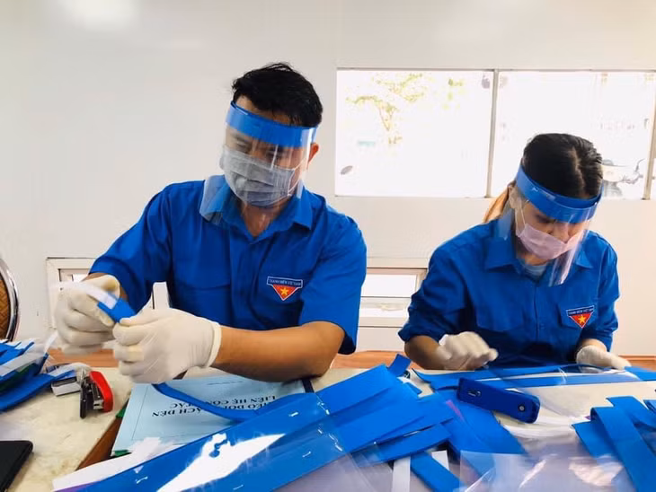 Kính chắn giọt bắn do chính tay ĐVTN TP Hạ Long lên ý tưởng, thiết kế và làm tặng cho các bác sỹ và lực lượng làm chống dịch tuyến đầu.