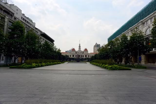 Phố đi bộ Nguyễn Huệ nhìn về phía UBND.