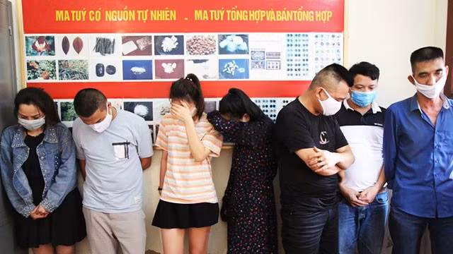 Nhóm đối tượng tại cơ quan chức năng (ảnh CA cung cấp).