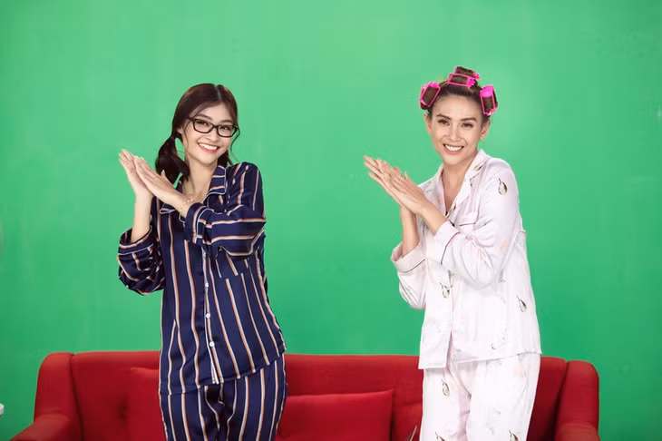 2 nàng Á hậu cũng rất đáng yêu trong vũ điệu rửa tay Ghen Cô-vy.