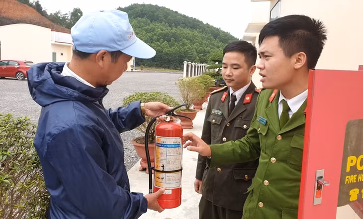 Ông Lê Văn Quynh, tổ trưởng tổ tự quản công ty TNHH Việt Úc - Quảng Ninh được cán bộ Công an huyện Đầm Hà hướng dẫn ông 
