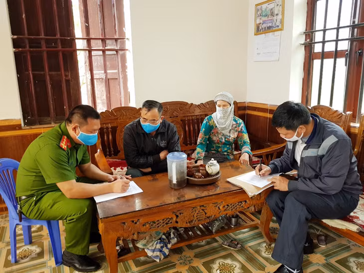 Công an xã Quảng Phong phối hợp với các ban, ngành đoàn thể của xã tới từng hộ dân để tuyên truyền về việc thực hiện Chỉ thị 16/CT-TTg của Thủ tướng Chính phủ