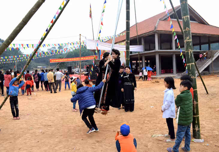 Lễ hội Đồng Đình năm 2019 tại xã Phong Dụ thu hút rất đông người đến vui chơi.