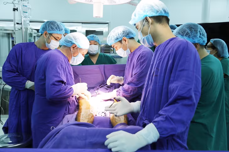 Bác sĩ Dominique Thibaud, Chủ tịch Hiệp hội ADS phối hợp cùng các bác sĩ Bệnh viện Đa khoa tỉnh thực hiện phẫu thuật lấy bỏ toàn bộ tĩnh mạch nông chi dưới 