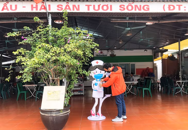 Hàng quán dịch vụ ăn uống thực hiện nghiêm quy định phòng, chống dịch bệnh, trang bị nước rửa tay sát khuẩn cho hàng khi tới sử dụng dịch vụ.