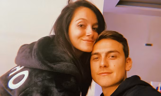 Dybala vẫn tỏ ra bình tĩnh, liên tục cập nhật cuộc sống cùng bạn gái trong thời gian cách ly điều trị Covid-19. Ảnh: Instagram.