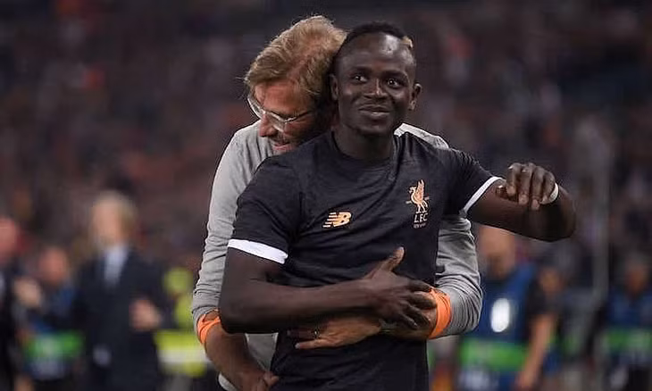Mane bị đồn không hài lòng với việc Klopp công khai ủng hộ Van Dijk. Ảnh: Reuters.