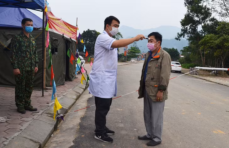 Cán bộ, chiến sĩ Đồn BP Pò Hèn tham gia chốt kiểm dịch trên địa bàn thôn Pò Hèn, xã Hải Sơn, TP Móng Cái.
