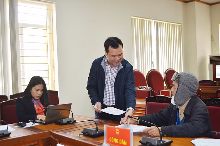 Đồng chí Điệp Văn Chiến, Chánh Thanh tra tỉnh, trao đổi với công dân tại buổi tiếp công dân định kỳ của UBND tỉnh, tháng 2/2020.