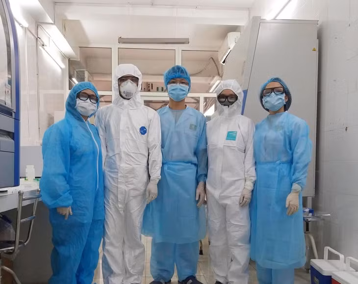 Cán bộ xét nghiệm được trang bị đồ bảo hộ kín mít từ đầu đến chân trước khi thực hiện xét nghiệm.