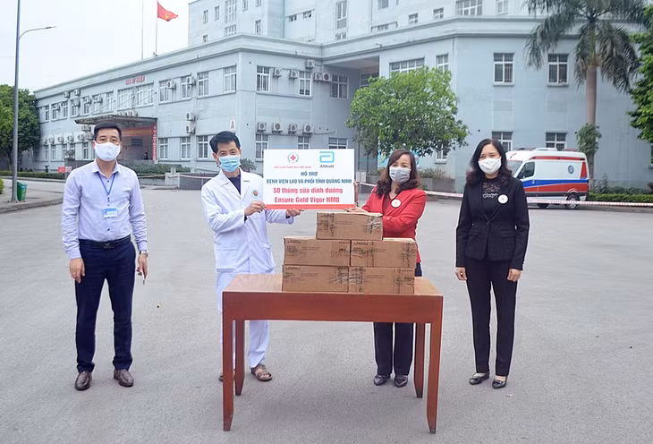 Hội Chữ thập đỏ tỉnh trao tặng 50 thùng sữa Ensure Gold Vigor cho Bệnh viện Phổi Quảng Ninh, tháng 4/2020. 