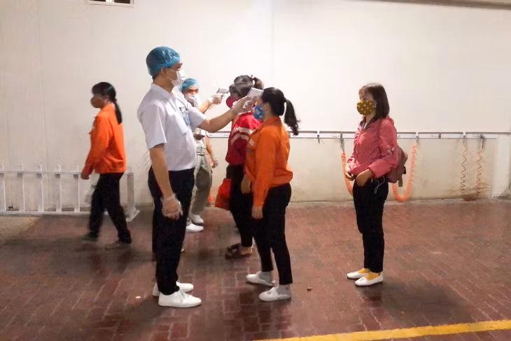 Chi nhánh Công ty TNHH Yazaki Hải Phòng Việt Nam tại Quảng Ninh kiểm tra thân nhiệt cho toàn bộ cán bộ, công nhân viên trước khi vào giờ làm việc.