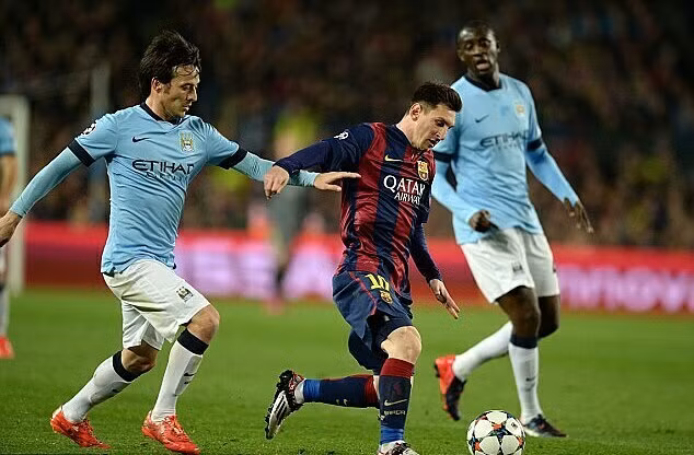 Messi (giữa) từng nhiều lần làm khổ Man City. Ảnh: Sportsmail.