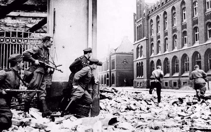 Chiến sĩ Hồng quân Liên Xô chiến đấu trên đường phố Berlin vào tháng 4/1945. Ảnh: DPA.