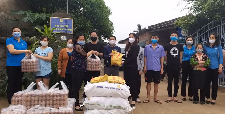 LĐLĐ tỉnh phối hợp với LĐLĐ huyện Hải Hà, đại diện trang trại trứng gà Tân An (TX Quảng Yên) tặng trứng gà cho công nhân, lao động làm việc tại KCN Texhong Hải Hà. 