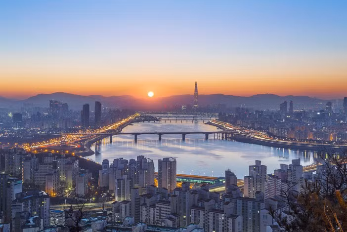 Núi Maebongsan (Seoul): Chòi bát giác trên đỉnh công viên Maebongsan ở quận Jung-gu, Seoul nổi tiếng bởi view ngắm bình minh đẹp. Từ đây, bạn có thể ngắm những dãy nhà chọc trời bên bờ sông Hàn và cả tòa tháp Lotte World Tower ở xa.