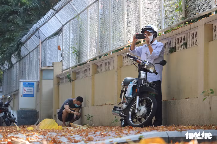 Đang di chuyển trên đường, nhiều người dân không 