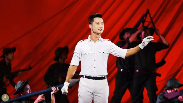 Đức Tuấn với liveshow nhạc cách mạng Bài ca không quên - Ảnh: PRINCE STUDIO