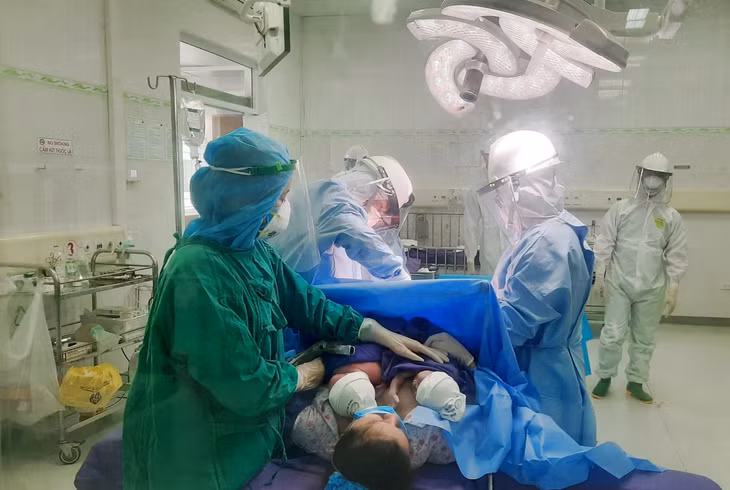 Ca phẫu thuật sinh con an toàn tại Bệnh viện Sản Nhi Quảng Ninh.