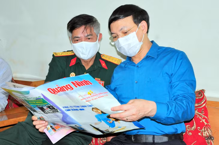 Đồng chí Nguyễn Xuân Ký cùng Cựu chiến binh đọc bài báo 