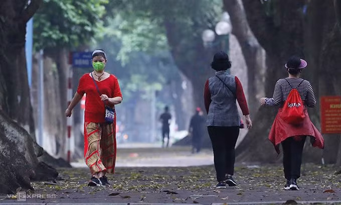 Người cao tuổi tập đi bộ nhanh tại Hà Nội sau khi hết giãn cách. Ảnh: Ngọc Thành.