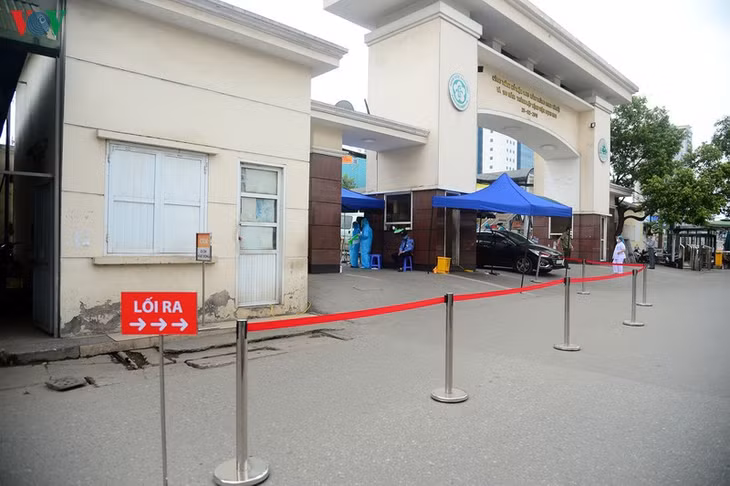 Bệnh viện Bạch Mai vẫn tiếp nhận, chạy chữa tích cực cho các bệnh nhân nặng trong thời gian 14 ngày cách ly, phòng dịch Covid-19.