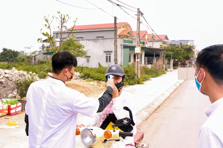 100% người dân trong xã được khám sức khỏe, đo thân nhiệt.