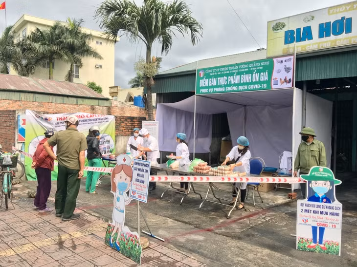 iểm bán thực phẩm bình ổn giá phục vụ phòng, chống dịch Covid-19 của Công ty CP Thiên Thuận Tường tại phường Cẩm Phú.