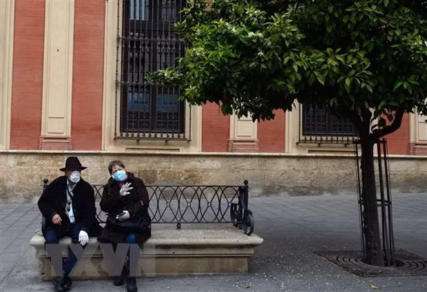 Người dân đeo khẩu trang phòng dịch COVID-19 tại Malaga, Tây Ban Nha. (Ảnh: AFP/TTXVN)
