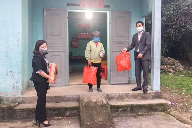 Lãnh đạo Cơ quan Khối MTTQ và các tổ chức chính trị - xã hội huyện Đầm Hà trao quà nhu yếu phẩm, hỗ trợ người nghèo xã Quảng Tân.