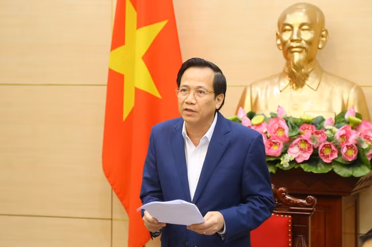 Bộ trưởng Đào Ngọc Dung báo cáo về Gói an sinh xã hội.