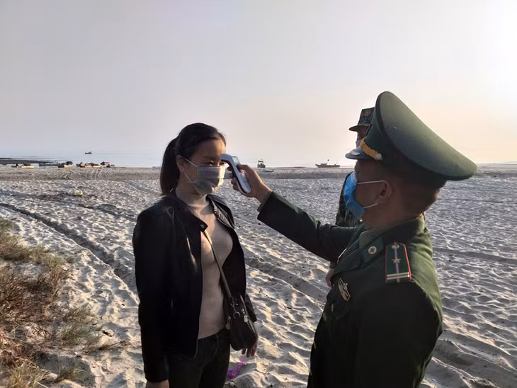 Cán bộ Đồn Biên phòng Trà Cổ kiểm tra thân nhiệt người dân ra, vào địa bàn biên phòng.