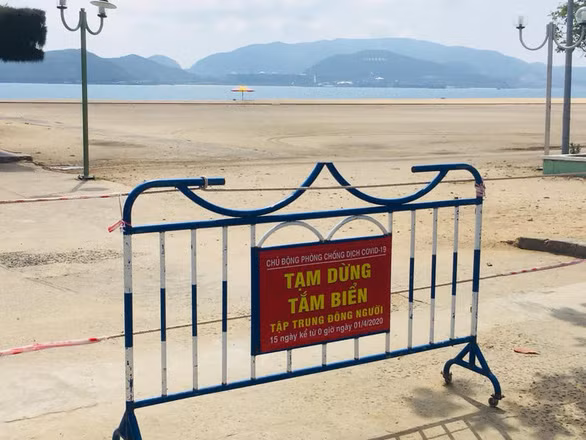 Bãi biển Nha Trang (tỉnh Khánh Hòa) đã tạm dừng hoạt động tắm biển, tập thể thao, vui chơi... từ ngày 1-4 và sẽ tiếp tục dừng đến hết dịp lễ 30-4, 1-5 - Ảnh: THÀNH NGUYỄN