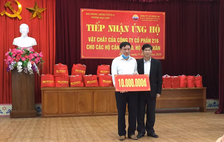 Công ty 216 trao tặng Trạm Y tế phường Mạo Khê 10 triệu đồng phục vụ cho y tế cơ sở phòng dịch Covid-19.