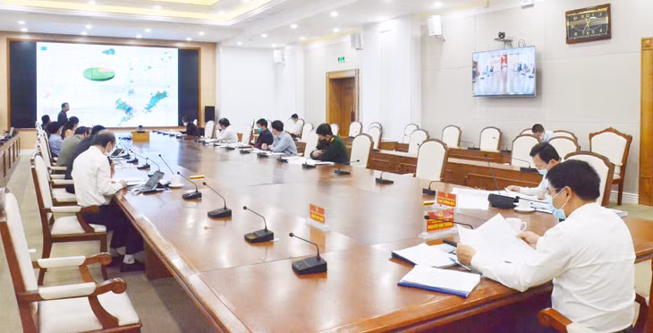 Các đại biểu nghe 