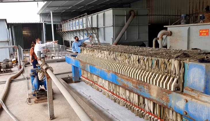 Hệ thống ép bùn thải nguy hại trước khi đưa ra bể chứa.